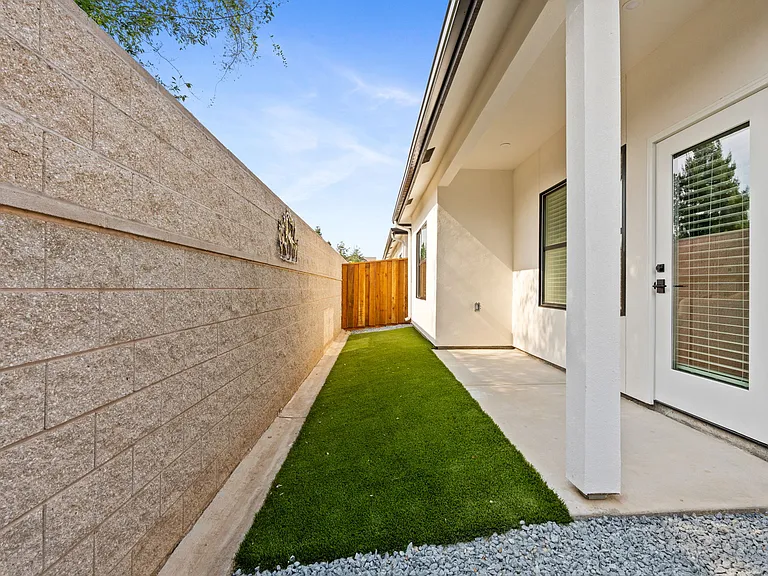 The Palms Luxury Condominiums — Photo 29