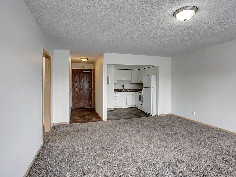 Wayzata Lake Apartments — Photo 37