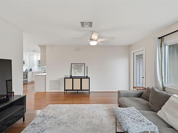 3rd image of 205 SE MONROE CIRCLE N