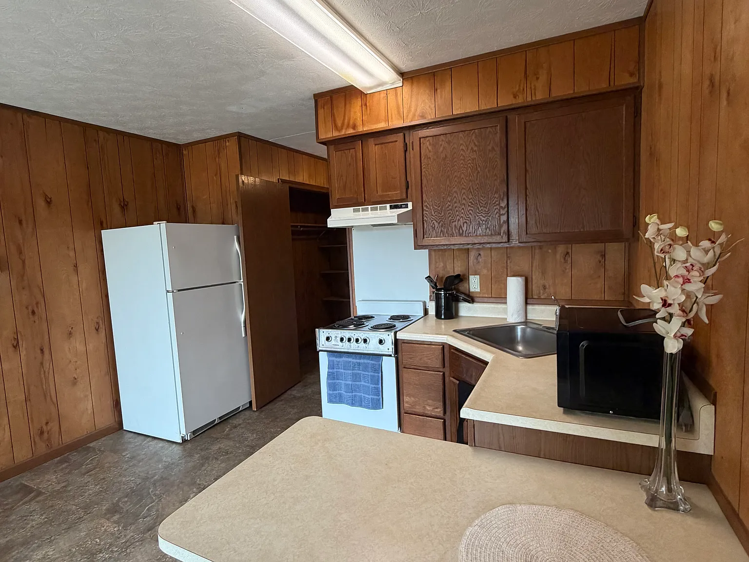 Crestview Apartments — Photo 4