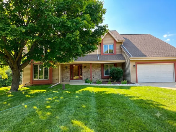 W248S6845 Sugar Maple Dr, Waukesha, WI 53189
