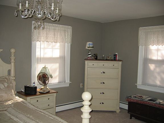   Mstr bedroom 12' x 23'