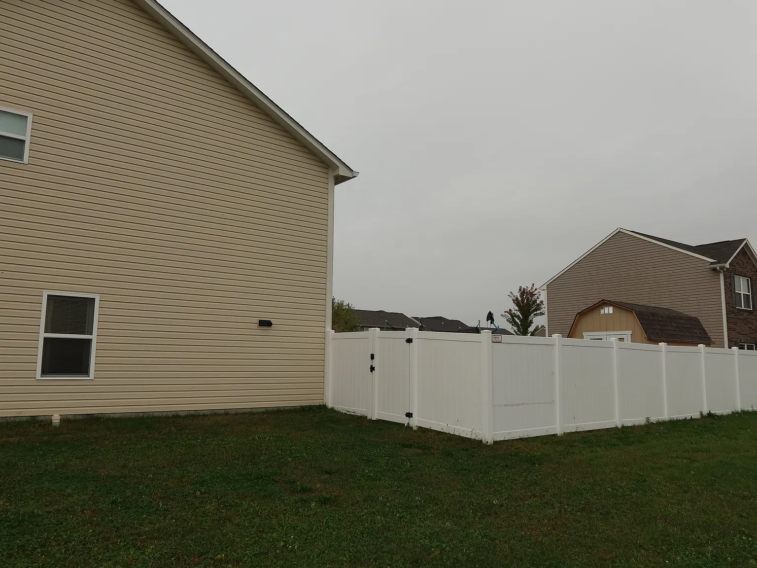 4 bed, 2.5 bath, 2660 sqft, $2,500 — Photo 2