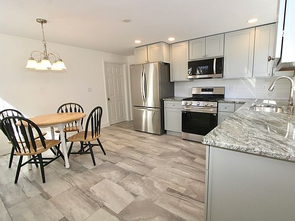 3rd image of 18 Palisades St