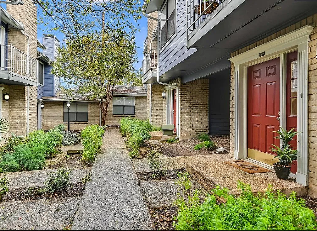 2 bed, 1.5 bath, 1000 sqft, $1,550 — Photo 2