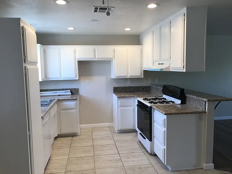 16421 Apple Valley Road — Photo 4