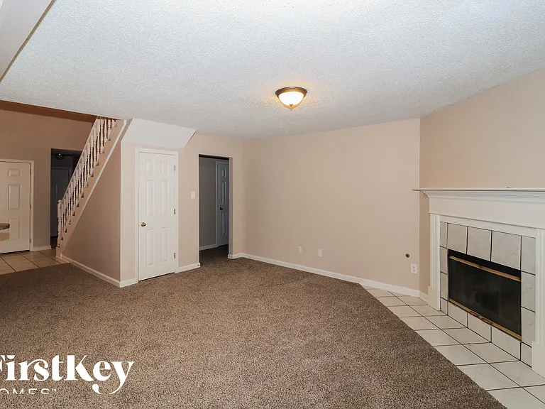 1049 Nolan Ln — Photo 4