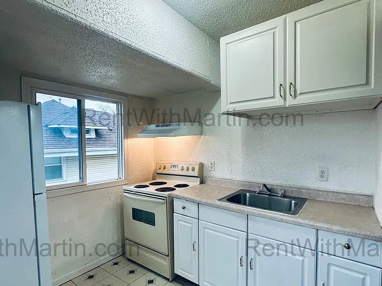 820 W 2nd St — Photo 7