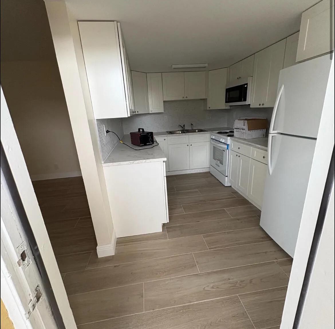 3 bed, 2.0 bath, 1190 sqft, $2,400 — Photo 4