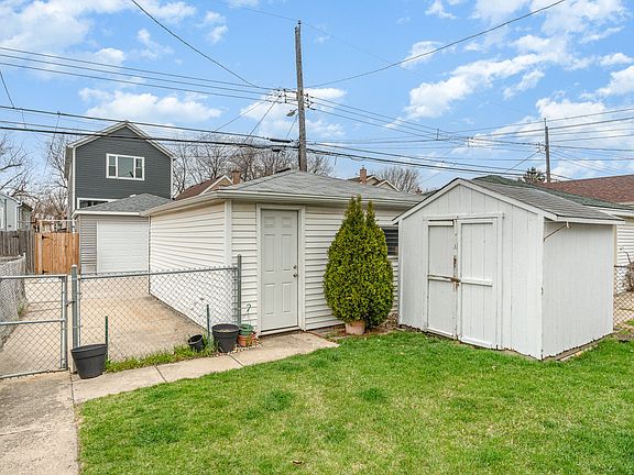 4th image of 5438 N Nagle Ave