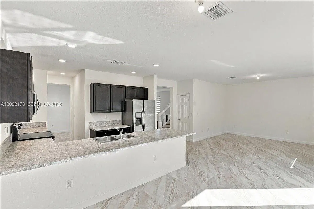 5 bed, 4.5 bath, 2833 sqft, $6,000 — Photo 3