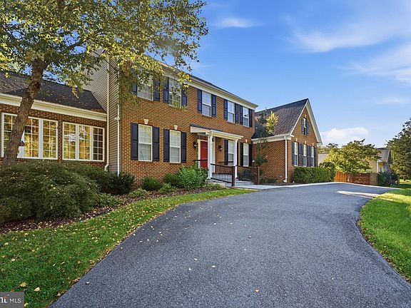 3rd image of 3905 Colonial Ave