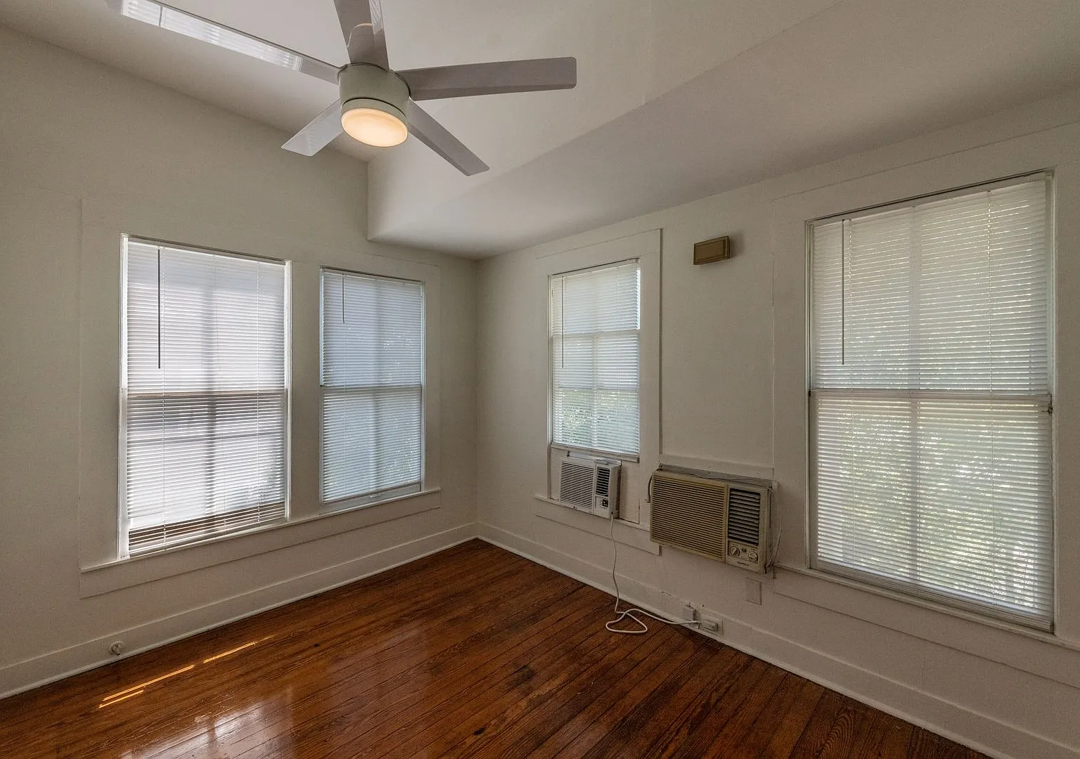 Adams Street Apartments — Photo 3