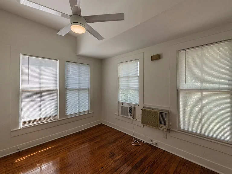 111 Adams St — Photo 3