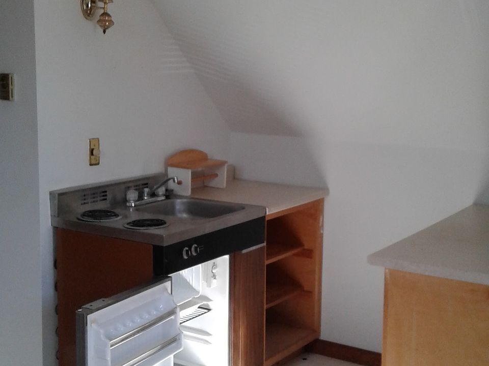 2nd image of 77 Russell St #Studio