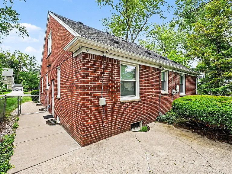 1616 Morton Ave — Photo 23