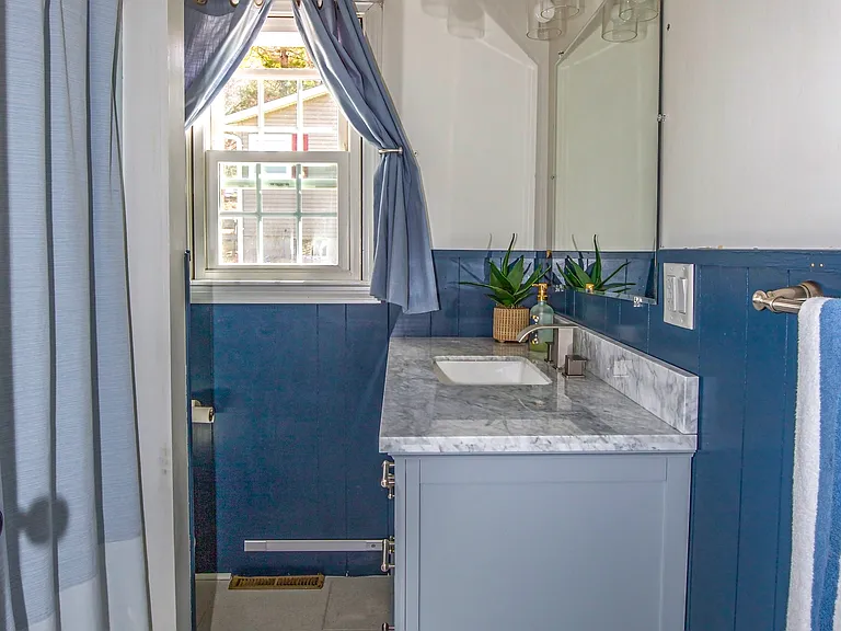 Main Full Bathroom newly renovated with new tiles and vanity.