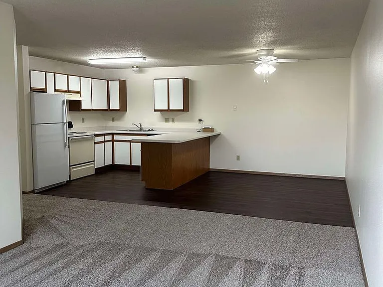 Dakota E & W Apartments — Photo 41