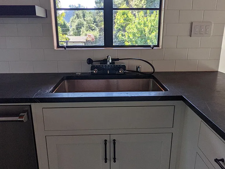 Kitchen Sink w. Disposal.