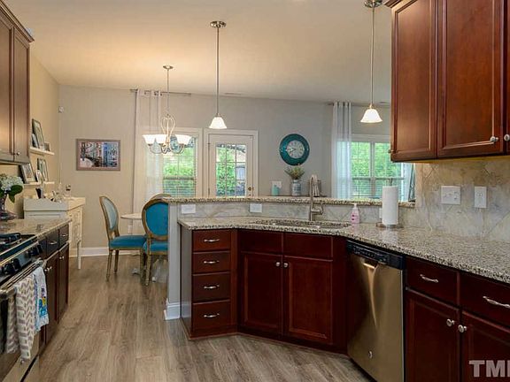 5th image of 228 Sweet Violet Dr