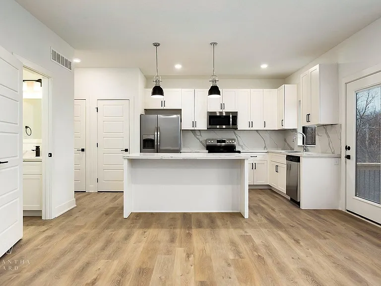 330 N Conway St — Photo 5