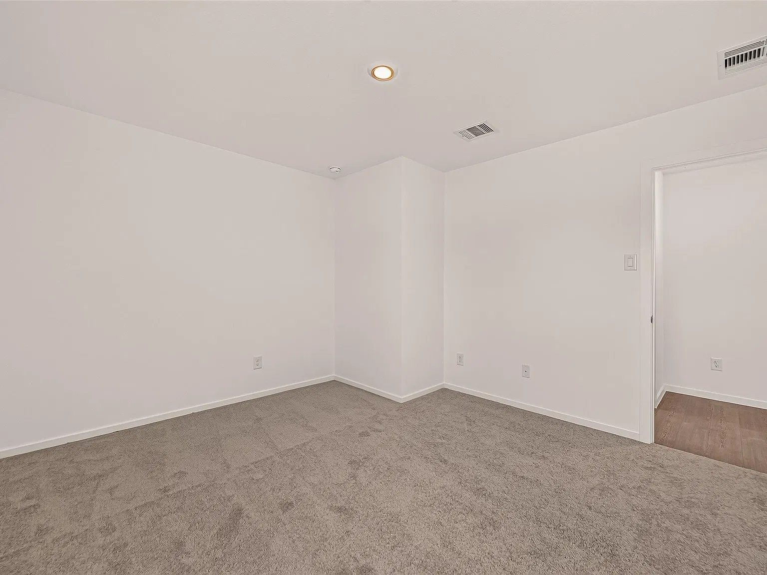 3 bed, 2.0 bath, 1084 sqft, $1,999 — Photo 4