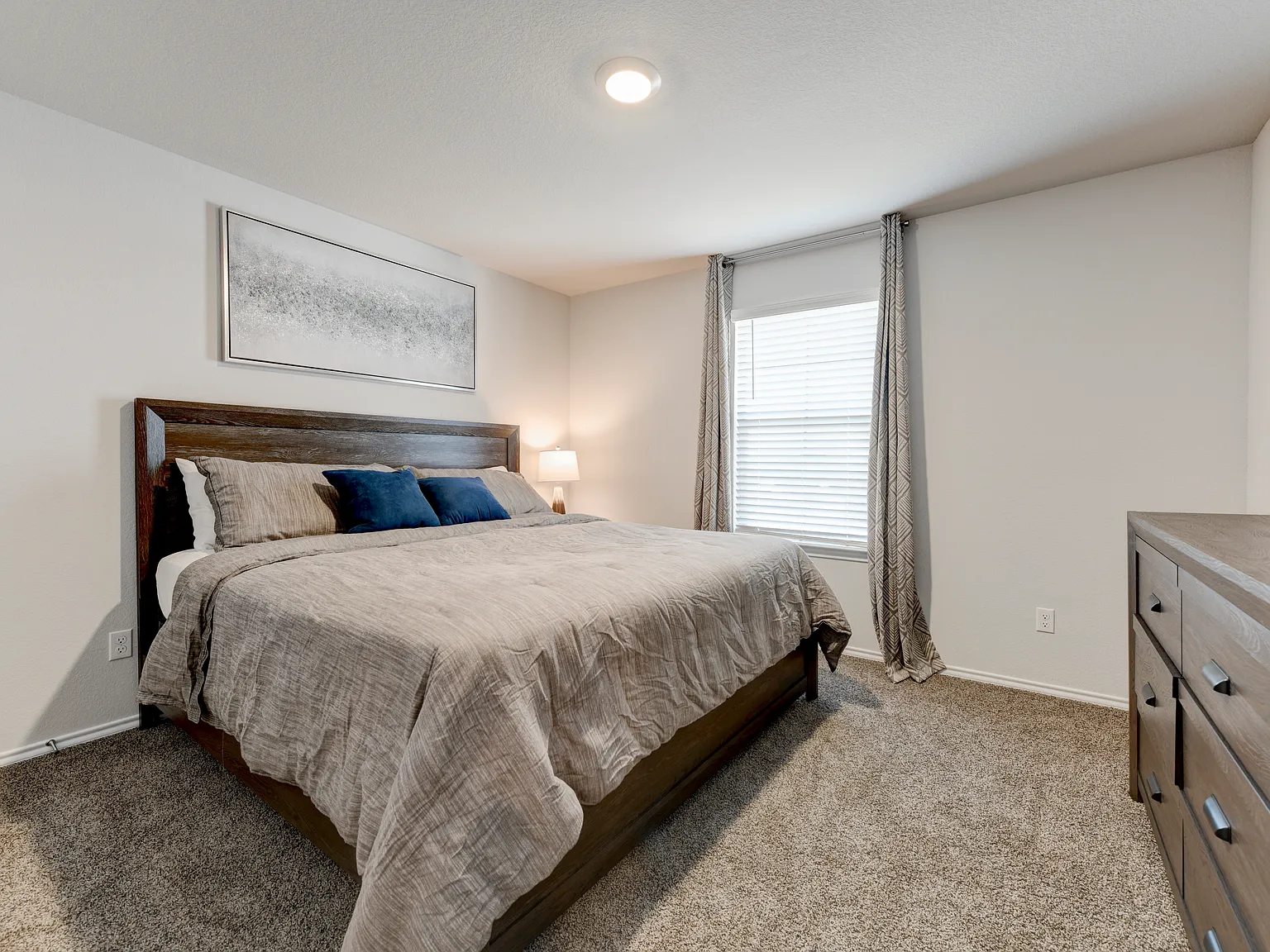 4 bed, 1600 sqft, $4,000 — Photo 3