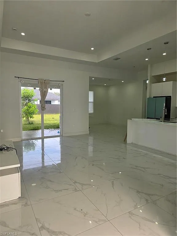 3 bed, 2.0 bath, 1811 sqft, $2,500 — Photo 2