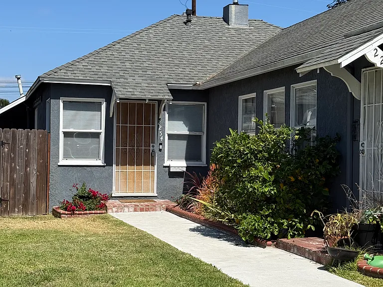 Grand Ave — Photo 1