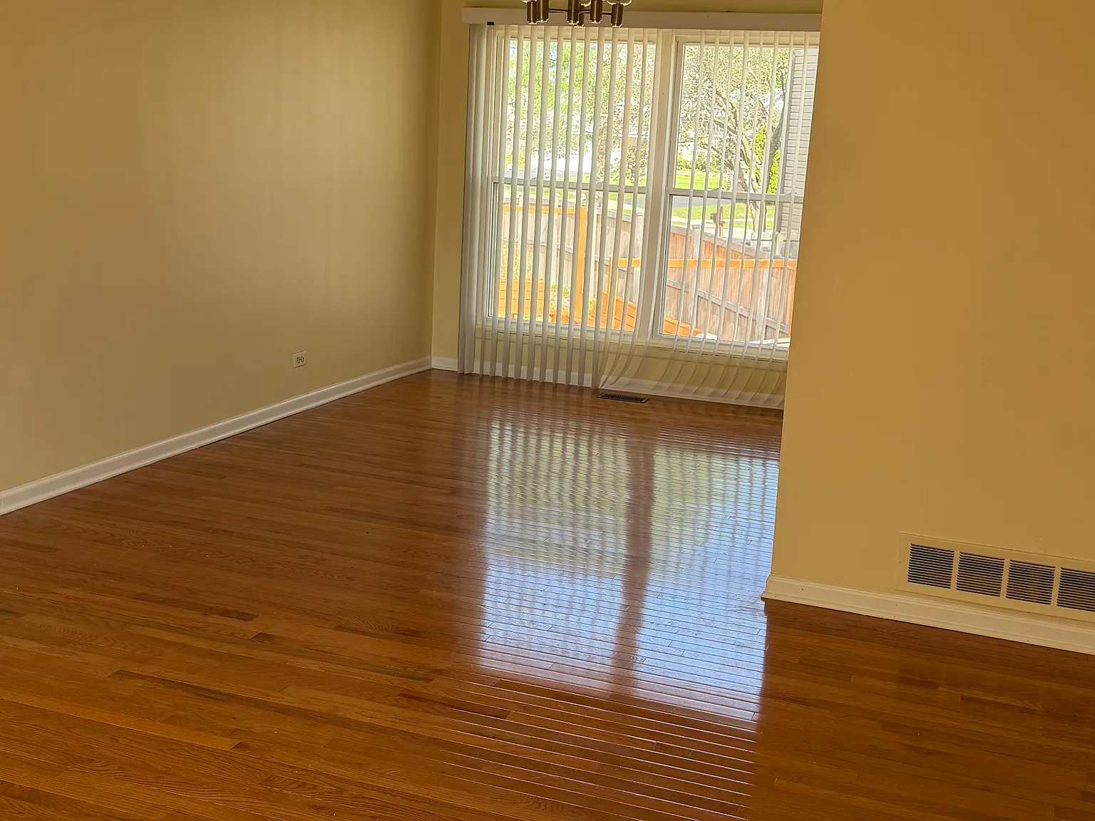 3 bed, 1075 sqft, $2,875 — Photo 2