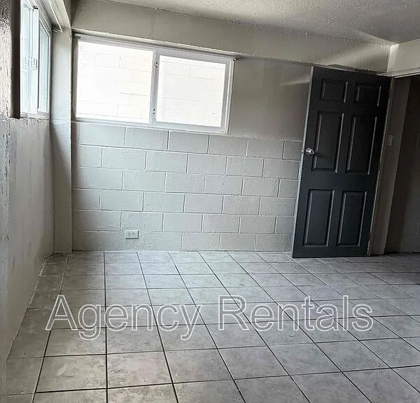 938 Owen St — Photo 3