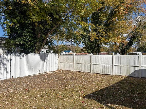4th image of 809 Truman St