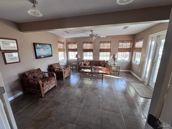 4046 Berry Cir, Pace, FL 32571