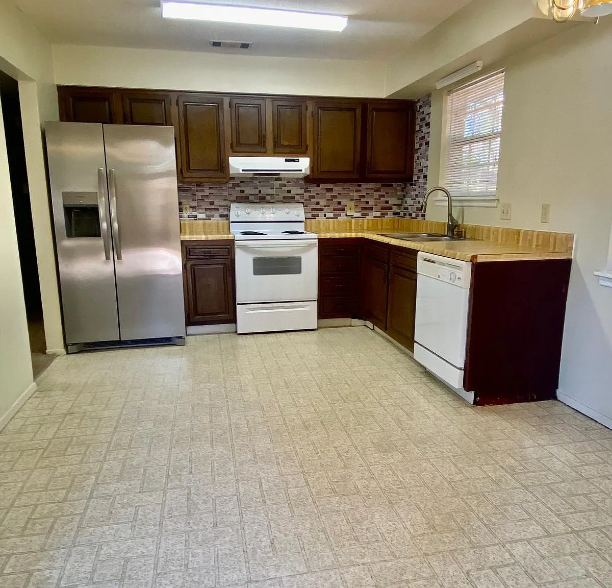 431 Edgewater Rd — Photo 2