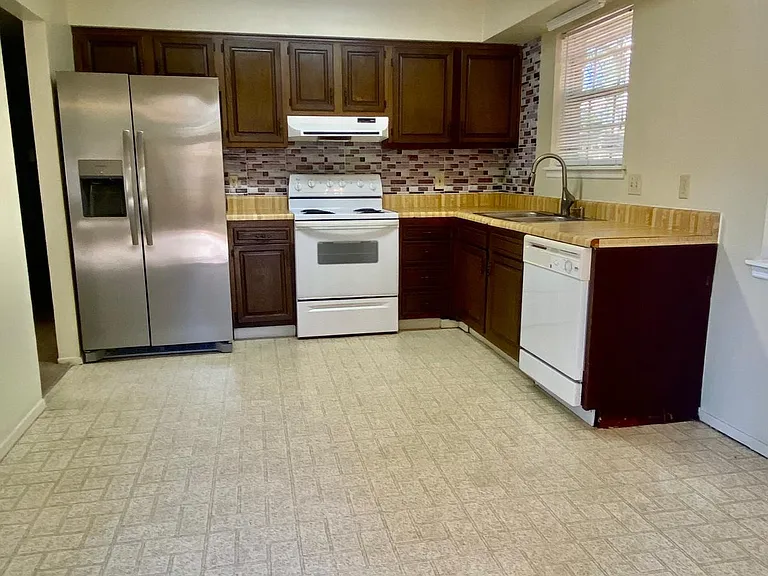 431 Edgewater Rd — Photo 3