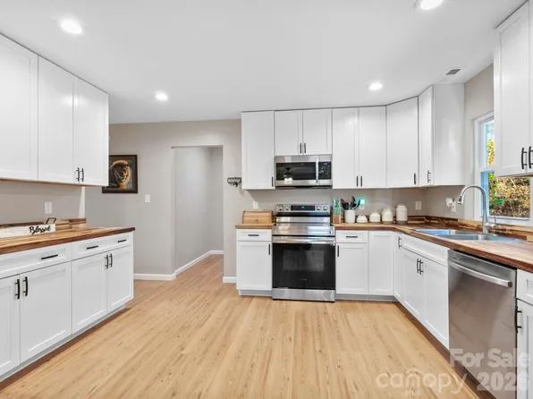 30 Shire Way Ln, Leicester, NC 28748