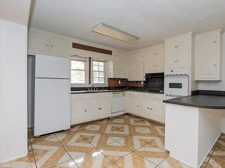 2213 Davis Rd — Photo 7