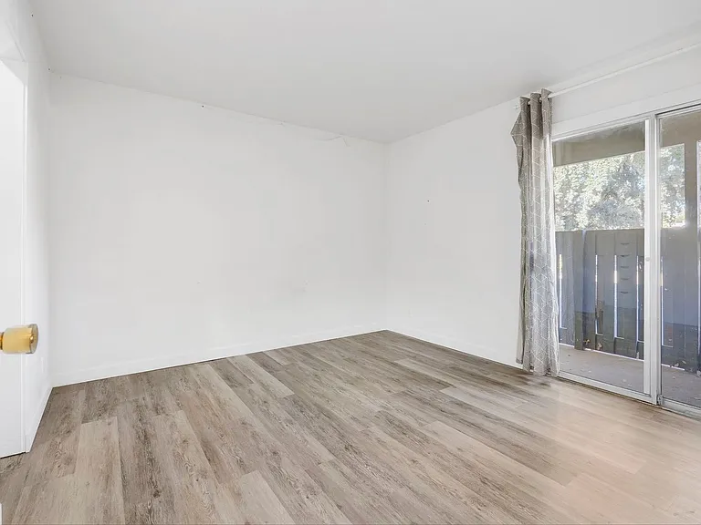 240 2nd St — Photo 14