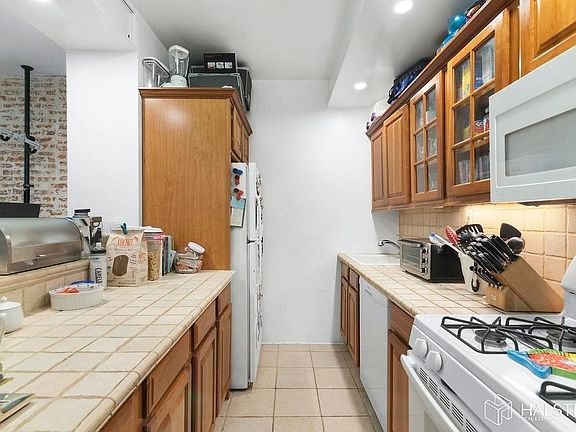4th image of 101 W 81st St APT 524