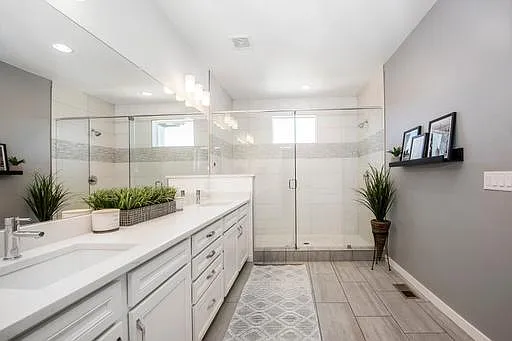 on suite master bathroom
