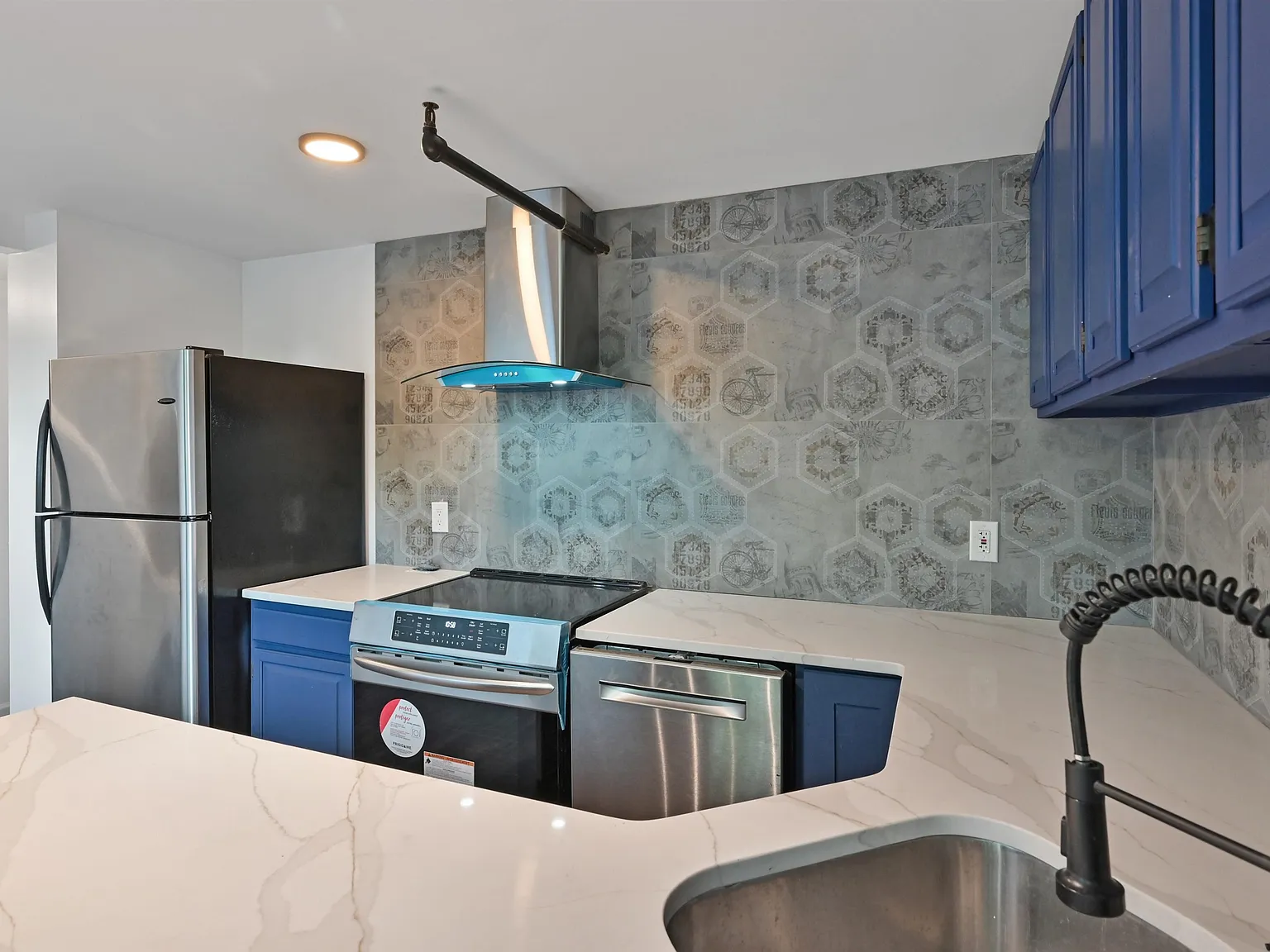 2 bed, 1.0 bath, $2,350 — Photo 4