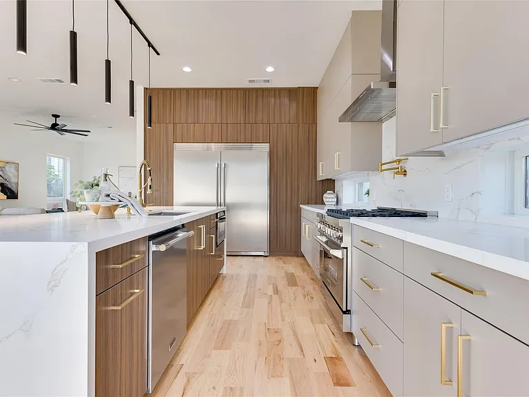2336 N Carroll Ave — Photo 10