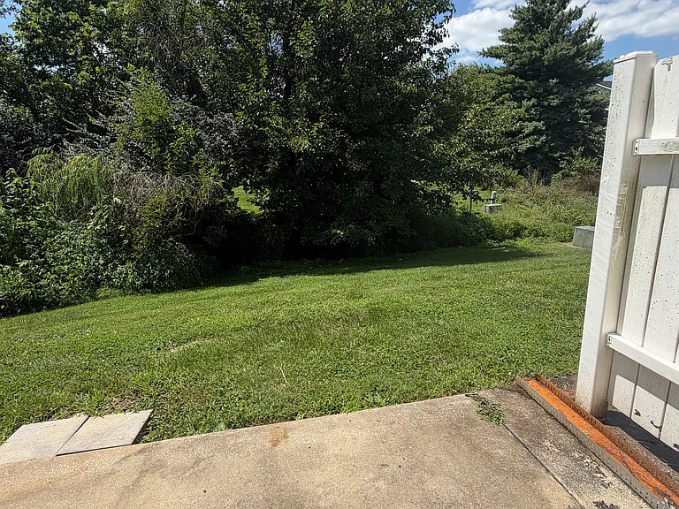 917 Altamont Ct #H — Photo 10