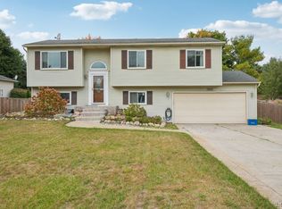 9060 Wildwood Lake Dr, Whitmore Lake, MI 48189