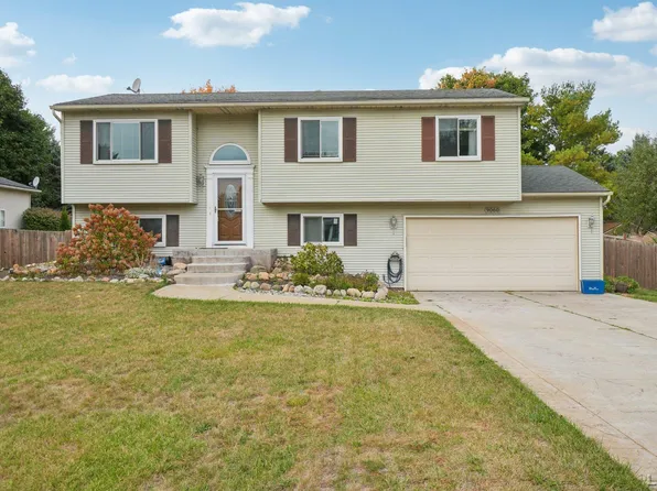 9060 Wildwood Lake Dr, Whitmore Lake, MI 48189