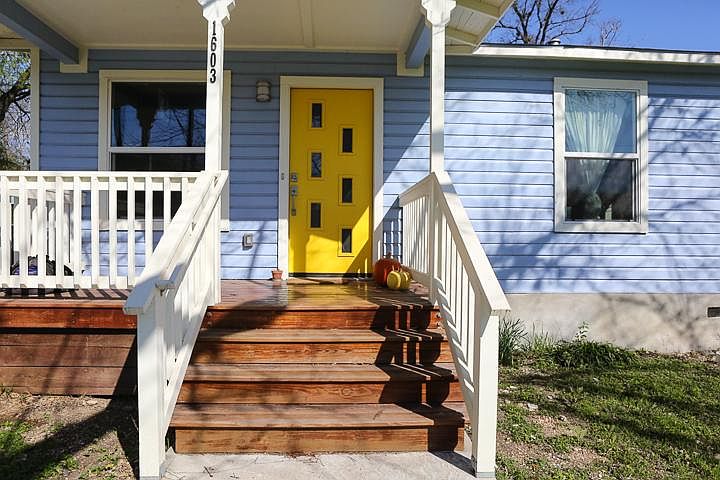 1950''s fully remodeled pier and beam Bungalow in a quiet neighborhood in central east Austin.