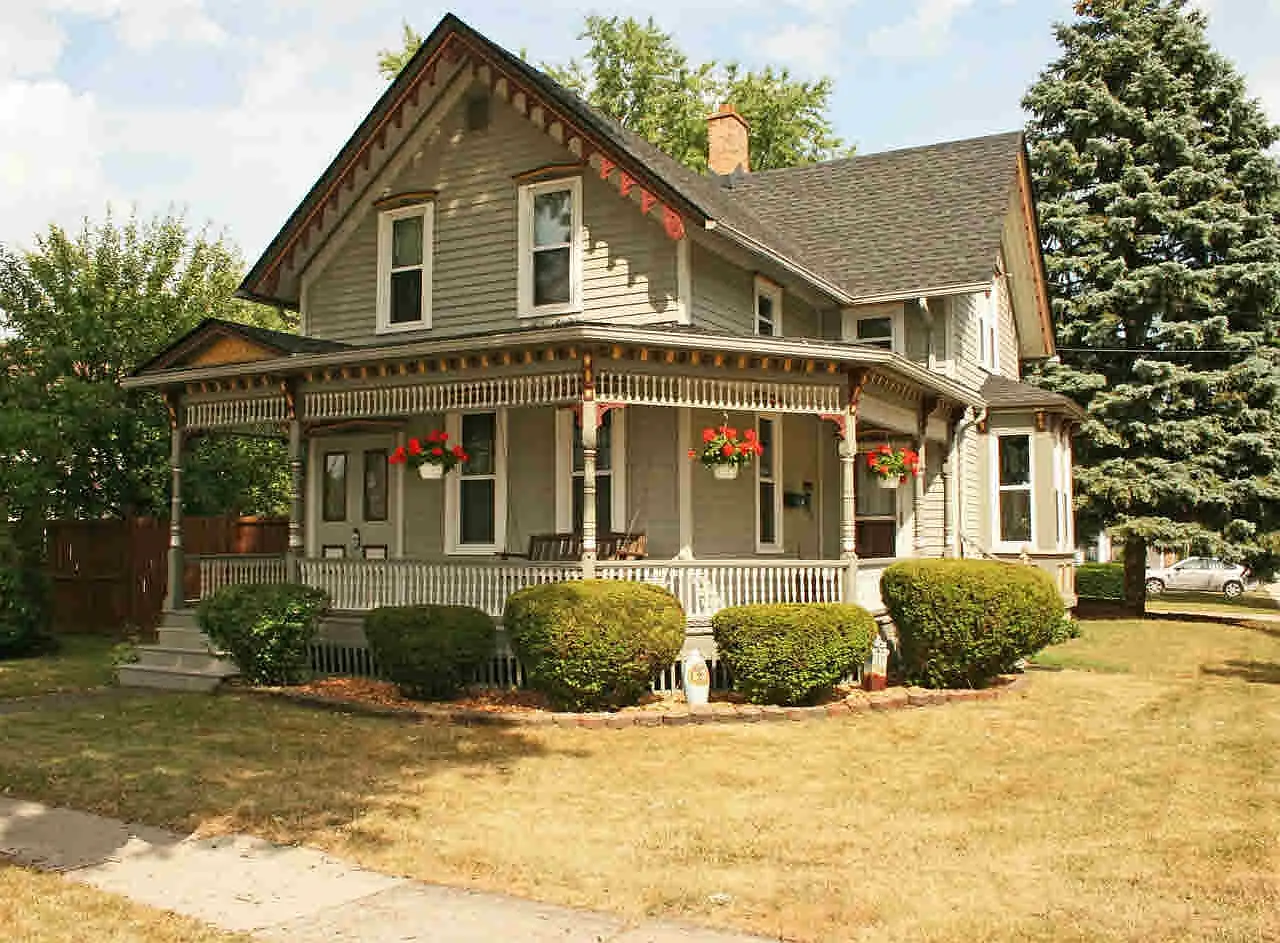 327 S Macomb St photo 1