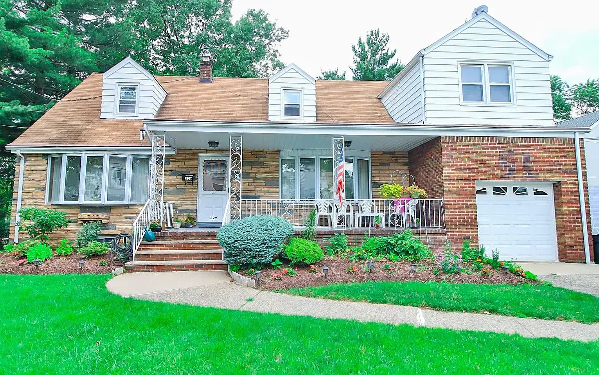 229 Gaston Ave — Photo 1