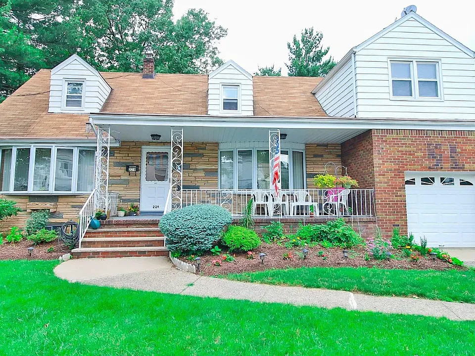 229 Gaston Ave #2