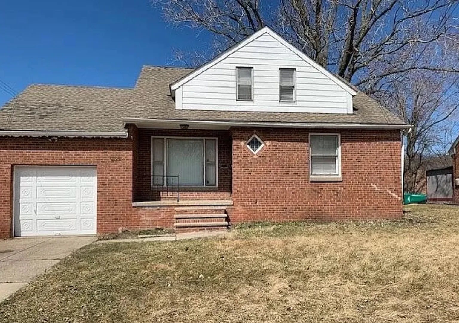 Large Three Bedroom Home — Photo 1